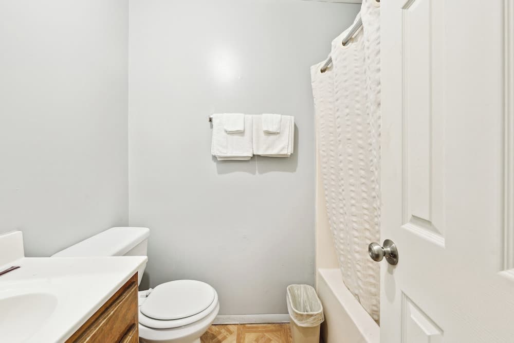 Flint Motel by OYO MI Near I-475 property views in Flint, MI — gallery photo 3
