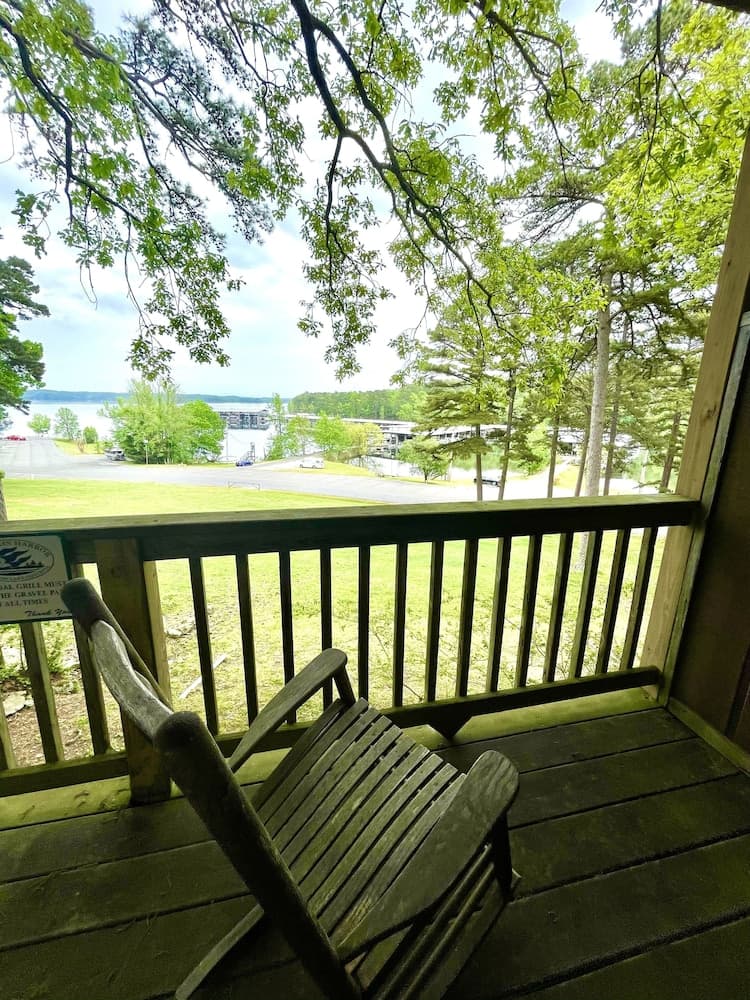 Lake view King Studio with full kitchen, deck overlooking Lake Ouachita, king bed and queen sleeper sofa by RedAwning — hotel in Mount Ida, Arkansas