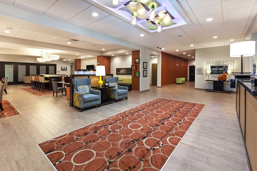 Hampton Inn Marion interior in Marion, AR — gallery photo 2