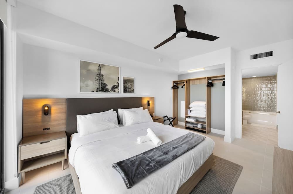 Skyline Retreat Chic 1-BR with City View interior in Miami, FL — gallery photo 2