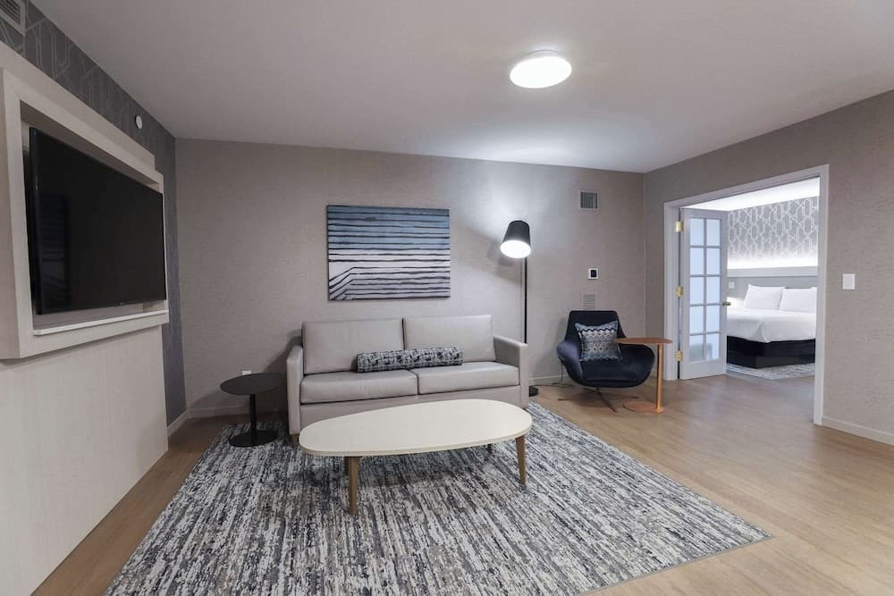 Radisson Plaza Hotel at Kalamazoo Center gallery photo in Kalamazoo, MI — image 50