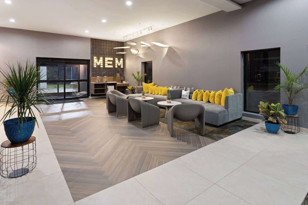 La Quinta Inn & Suites by Wyndham Memphis I-240 interior in Memphis, TN — gallery photo 2