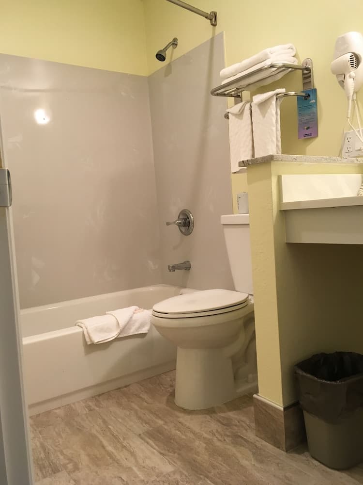 Travelodge by Wyndham Fairfield/Napa Valley interior in Fairfield, CA — gallery photo 2