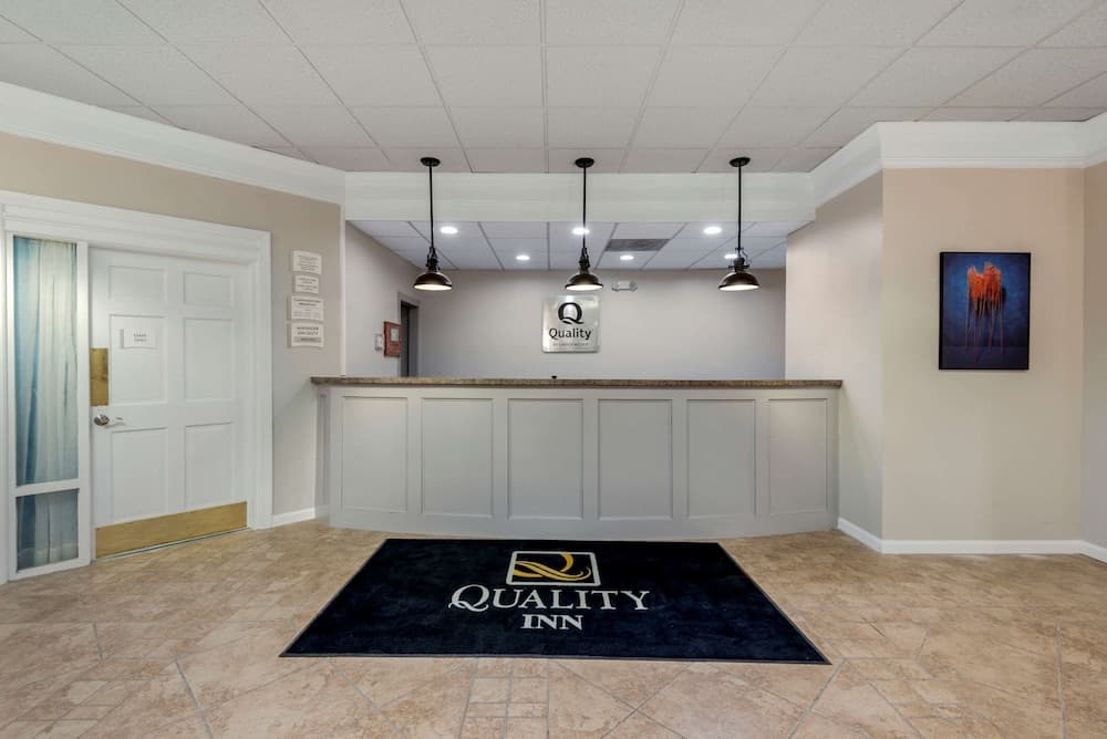 Quality Inn & Suites New Hartford - Utica interior in New Hartford, NY — gallery photo 2