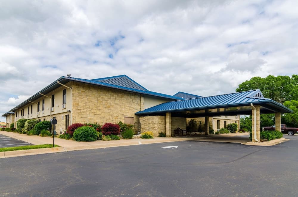 Quality Inn & Suites Winfield featured exterior or lobby in Winfield, KS — similar hotel
