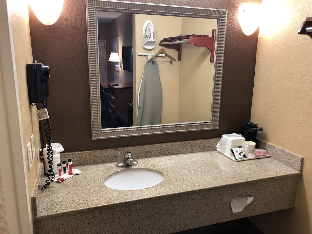 Days Inn by Wyndham Columbus interior in Columbus, MS — gallery photo 2