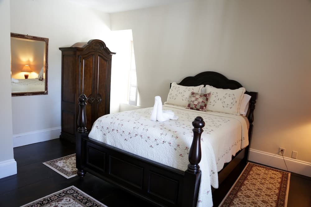 Brinckerhoff Inn interior in Fishkill, NY — gallery photo 2