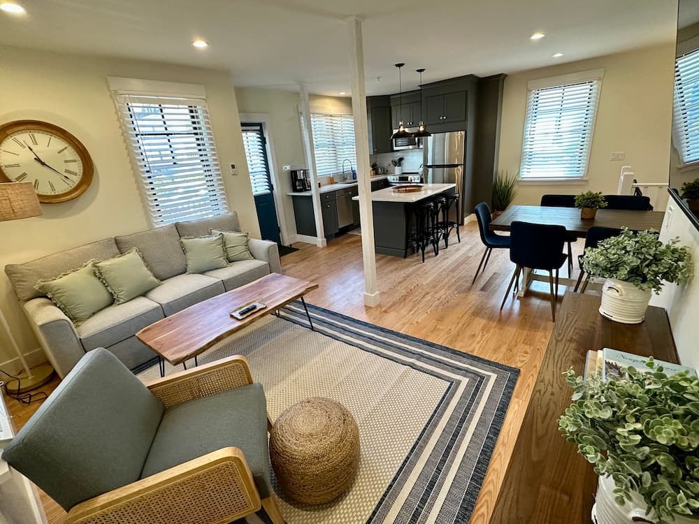 Prime Location! Renovated House! 6 Bed/4 Bath — hotel in Newport, Rhode Island