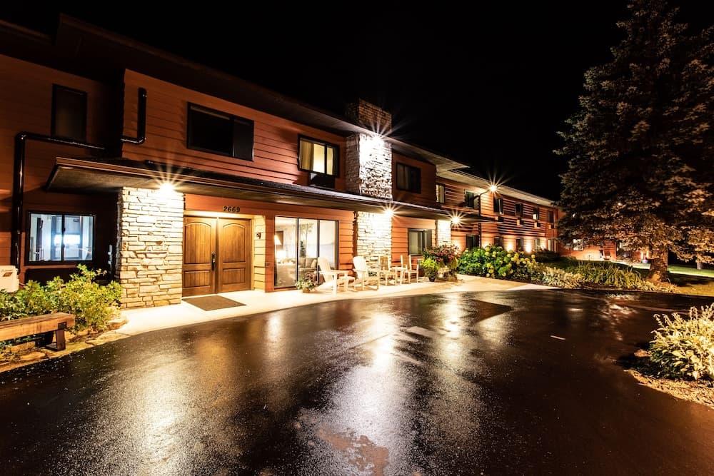 Open Hearth Lodge featured exterior or lobby in Sister Bay, WI — similar hotel
