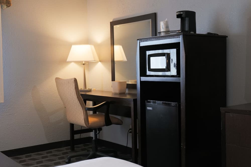 Baymont by Wyndham Flint Airport North gallery photo in Flint, MI — image 22