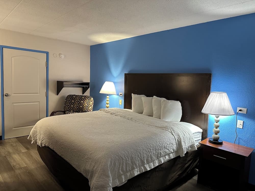 American Inn and Suites Bishop gallery photo in Flint, MI — image 19