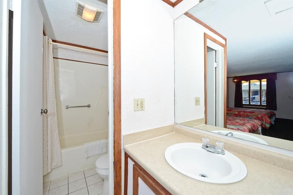 Americas Best Value Inn & Suites Warren Detroit gallery photo in Warren, MI — image 14
