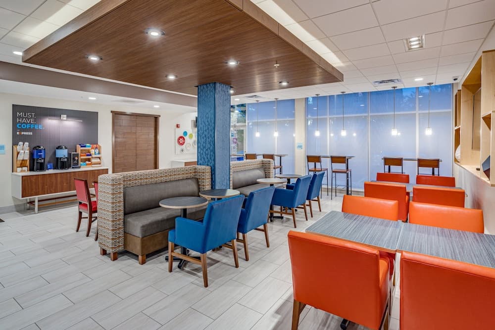Holiday Inn Express & Suites Elkhart North by IHG gallery photo in Elkhart, IN — image 21