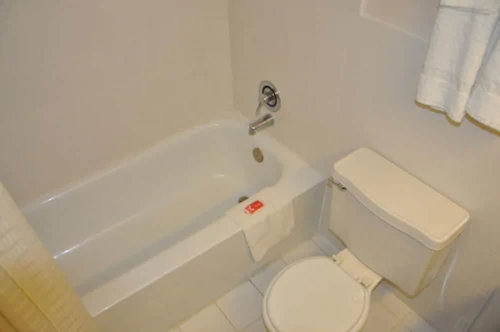 Airport Inn Flint property views in Flint, MI — gallery photo 3