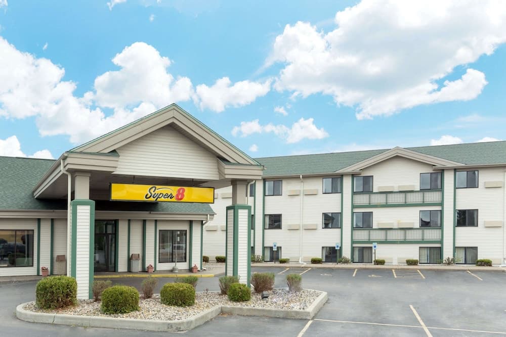 Super 8 by Wyndham Wisconsin Dells featured exterior or lobby in Wisconsin Dells, WI — similar hotel