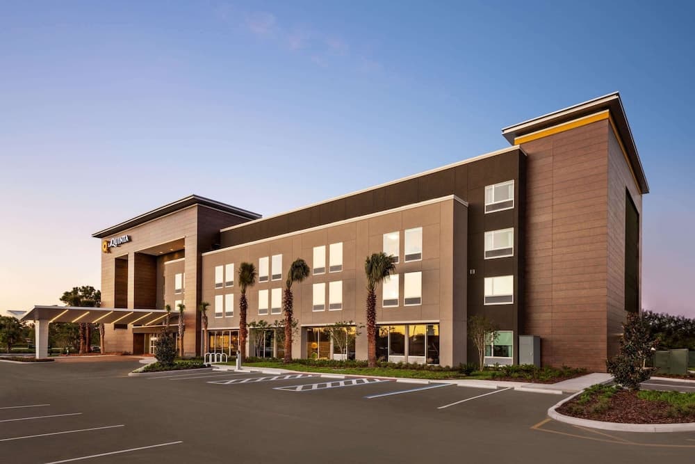 La Quinta Inn & Suites by Wyndham Orlando - IDrive Theme Parks property views in Orlando, FL — gallery photo 3