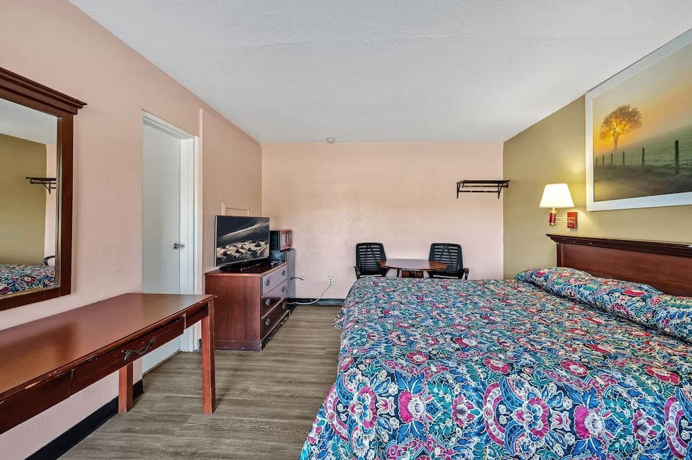 Travelers Inn property views in Four Oaks, NC — gallery photo 3