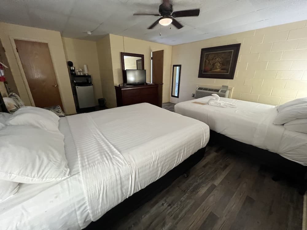 Queen Guest Room located at the Joplin Inn on the highway at the entrance to Mountain Harbor, 2 1/2 miles from Lake Ouachita. by RedAwning interior in Mount Ida, AR — gallery photo 2