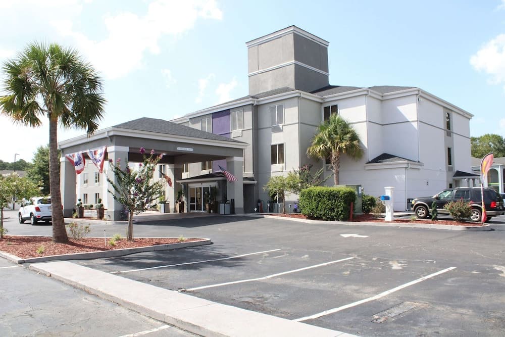 Wingate by Wyndham Kings Bay Naval Base / I-95 featured exterior or lobby in Kingsland, GA — similar hotel