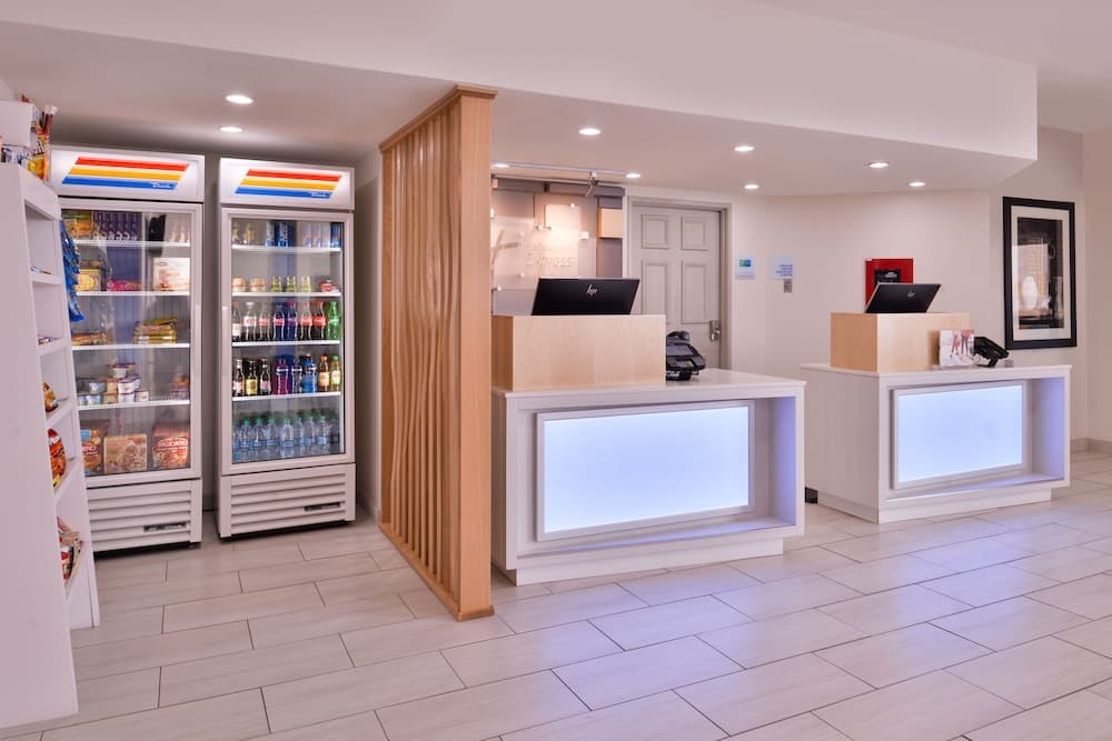 Holiday Inn Express Farmington - Bloomfield by IHG interior in Farmington, NM — gallery photo 2
