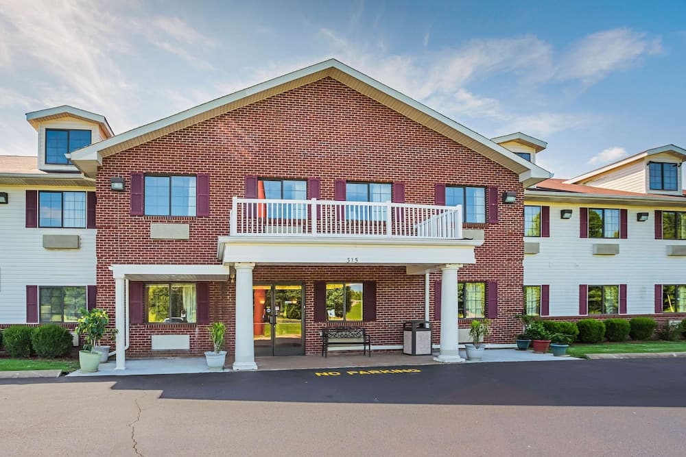 Econo Lodge Inn & Suites Ripley featured exterior or lobby in Ripley, TN — similar hotel