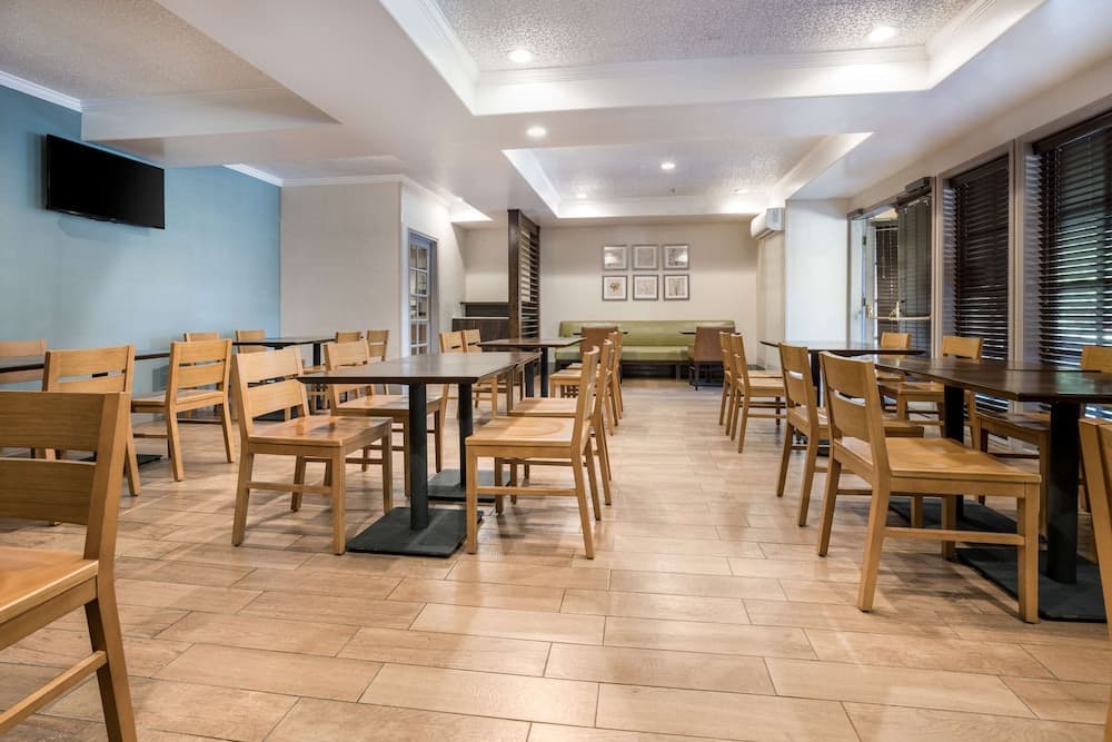 MainStay Suites John Wayne Airport by Choice Hotels gallery photo in Santa Ana, CA — image 15