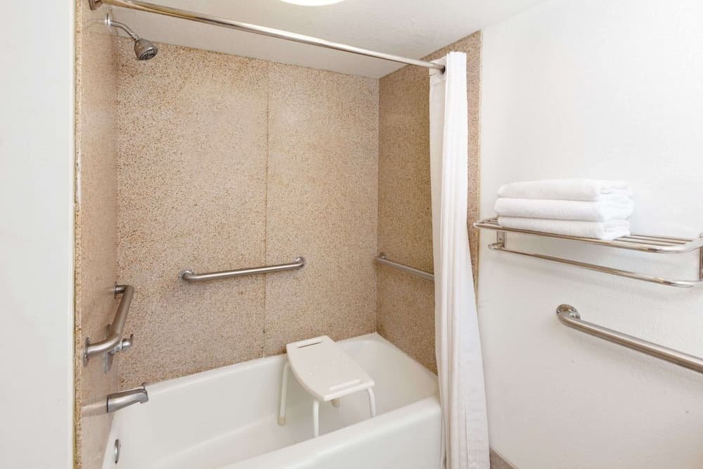 Super 8 by Wyndham Plainview property views in Plainview, TX — gallery photo 3
