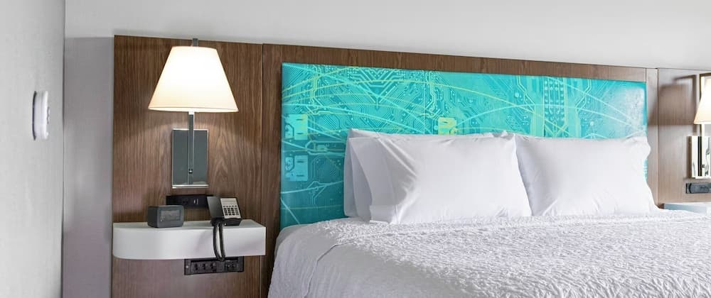 Hampton Inn & Suites Somerset interior in Somerset, NJ — gallery photo 2
