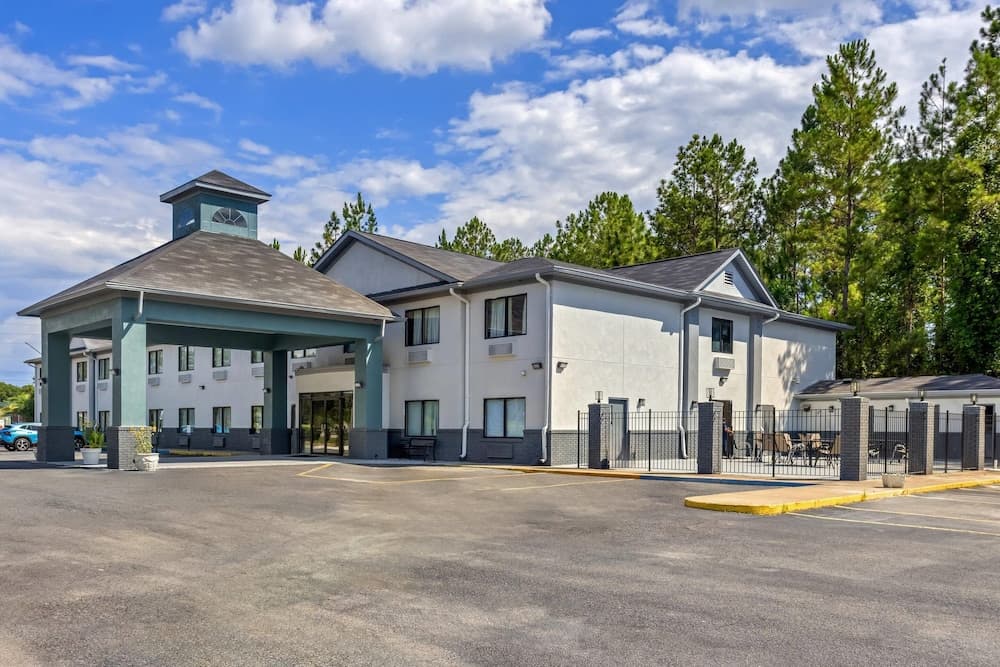 Econo Lodge Jesup featured exterior or lobby in Jesup, GA — similar hotel