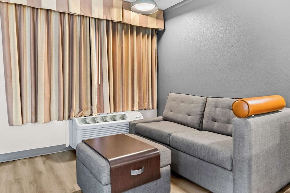 Rodeway Inn & Suites Saginaw I-675 gallery photo in Saginaw, MI — image 4