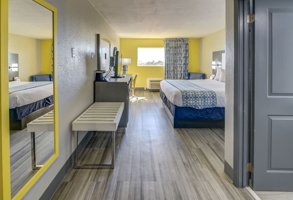 Emerald Coast Inn And Suites property views in Fort Walton Beach, FL — gallery photo 3