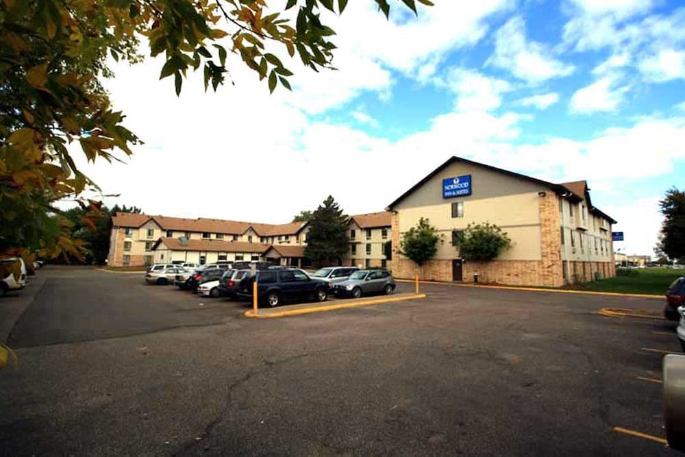 Norwood Inn and Suites - Minneapolis-St Paul Roseville property views in Roseville, MN — gallery photo 3