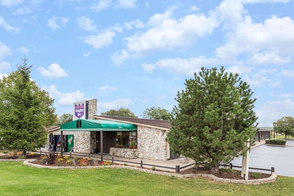 Knights Inn Racine — hotel in Mount Pleasant, Wisconsin