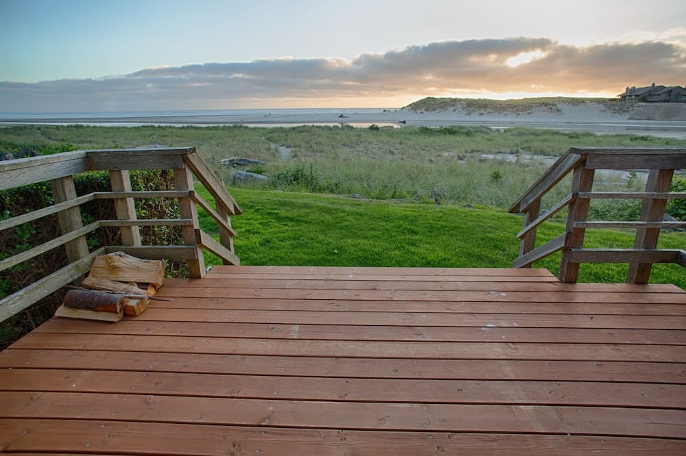 The Waves/The Argonauta Inn/The White Heron Lodge property views in Cannon Beach, OR — gallery photo 3