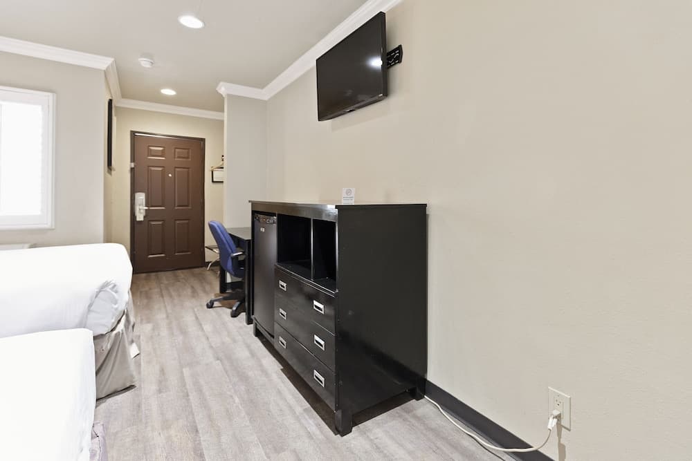 Le Blanc Inn & Suites interior in El Monte, CA — gallery photo 2