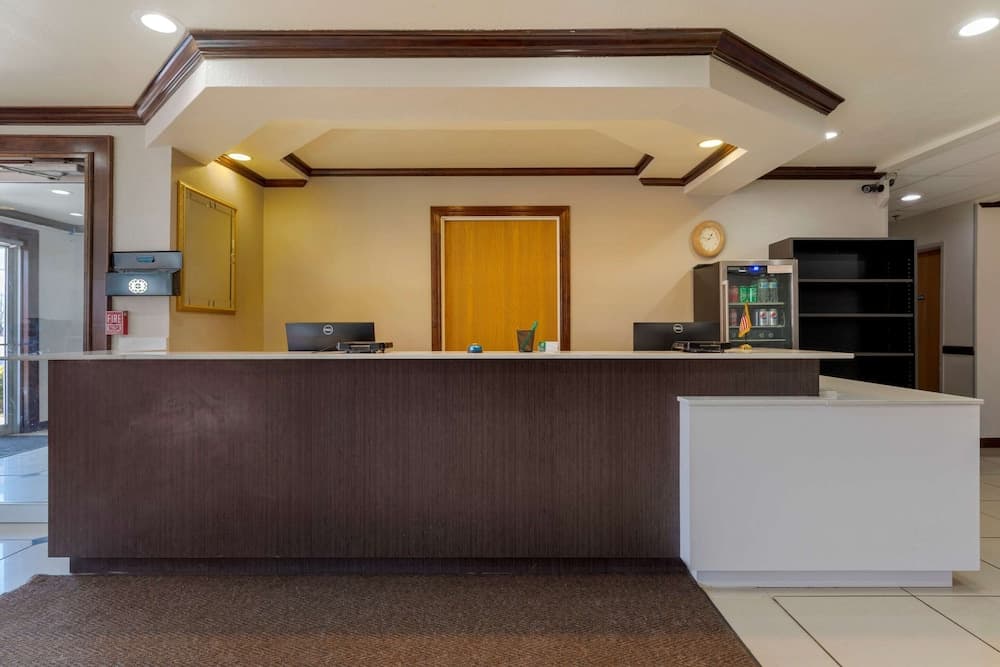 Quality Inn Sallisaw interior in Sallisaw, OK — gallery photo 2