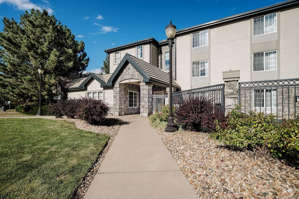 Ville 7877 property views in Englewood, CO — gallery photo 3