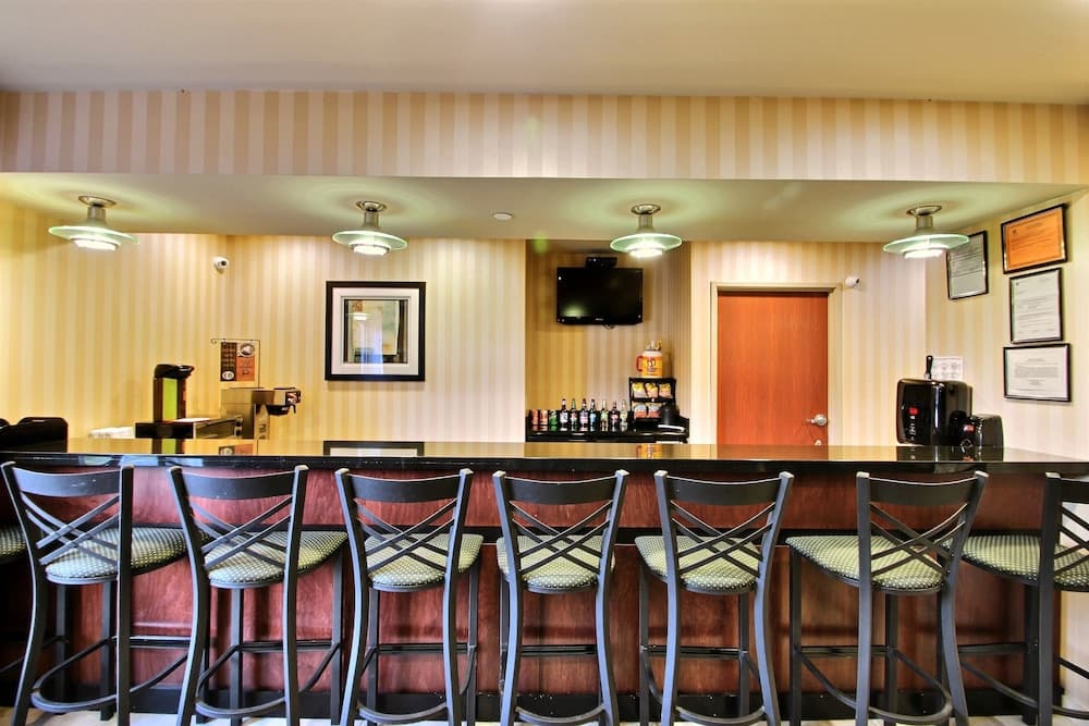 AmericInn by Wyndham Oshkosh gallery photo in Oshkosh, WI — image 23