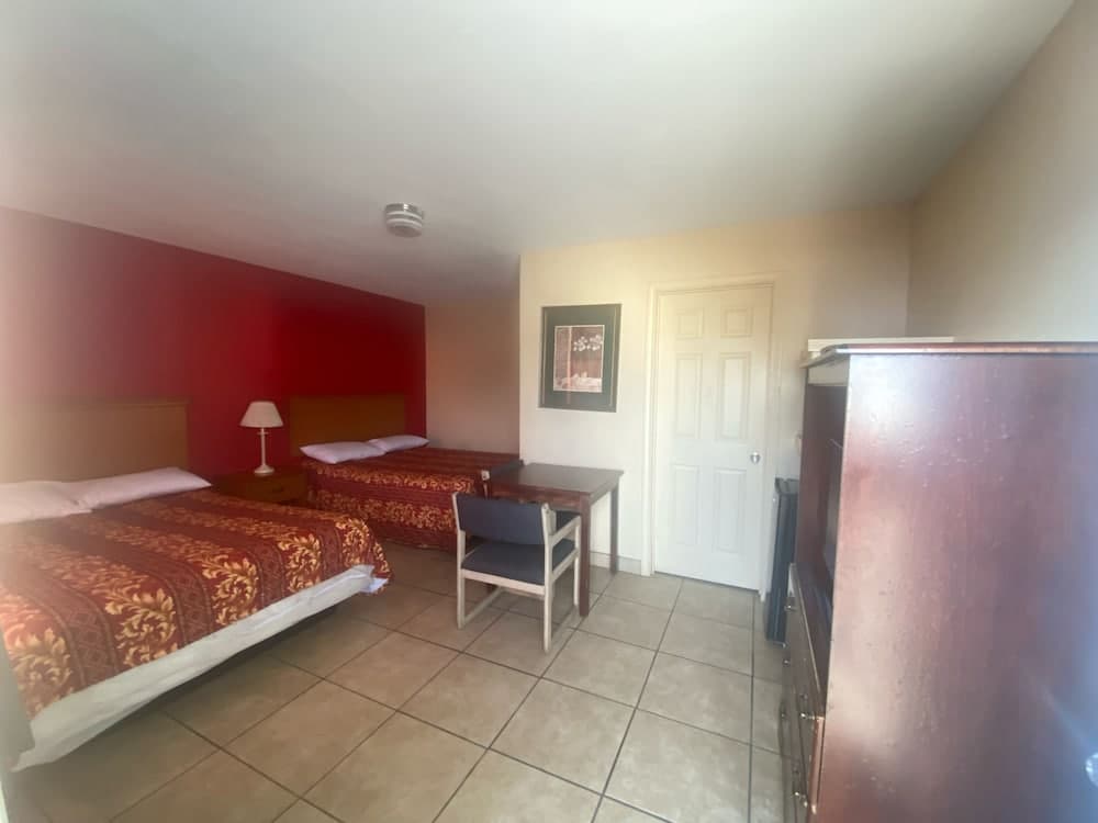 Sunset Motel property views in Alice, TX — gallery photo 3