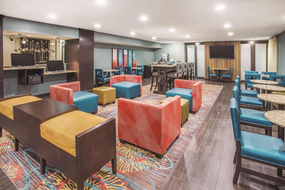 La Quinta Inn & Suites by Wyndham O'Fallon, IL - St. Louis property views in O'Fallon, IL — gallery photo 3