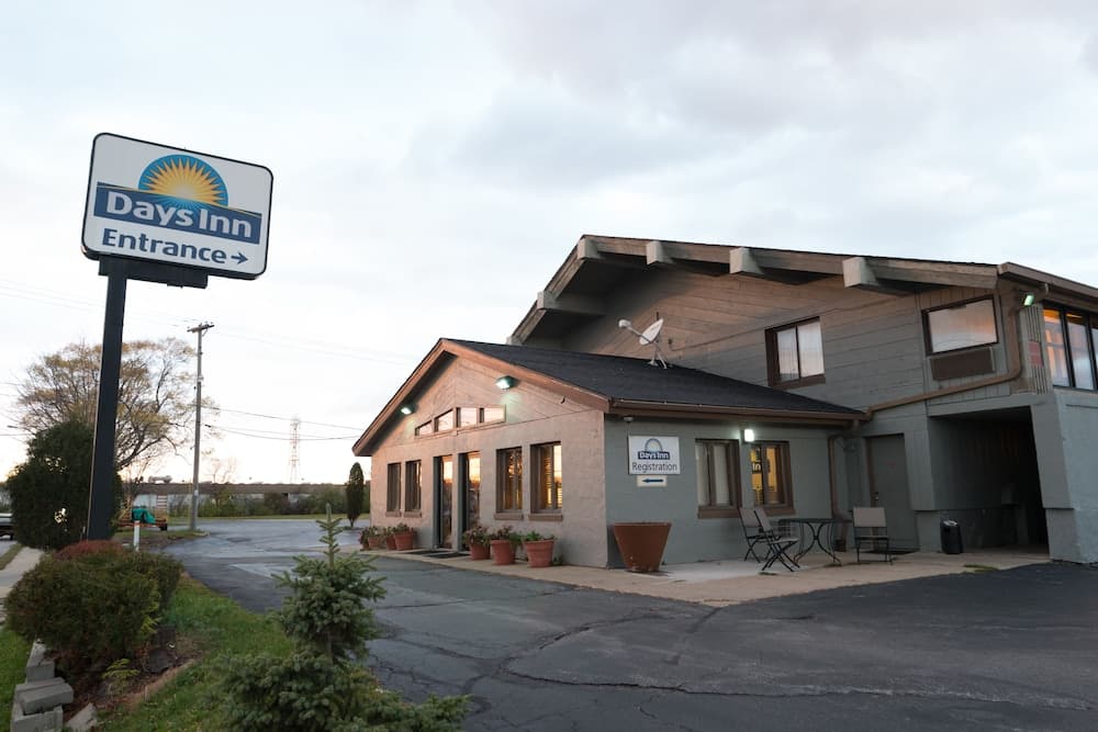 Days Inn by Wyndham West Allis/Milwaukee featured exterior or lobby in Milwaukee, WI — similar hotel