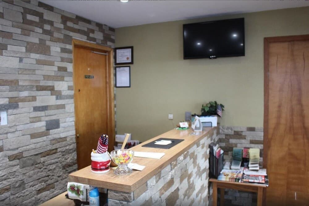 Budget Inn By Capital O Oskaloosa Near Pella interior in Oskaloosa, IA — gallery photo 2