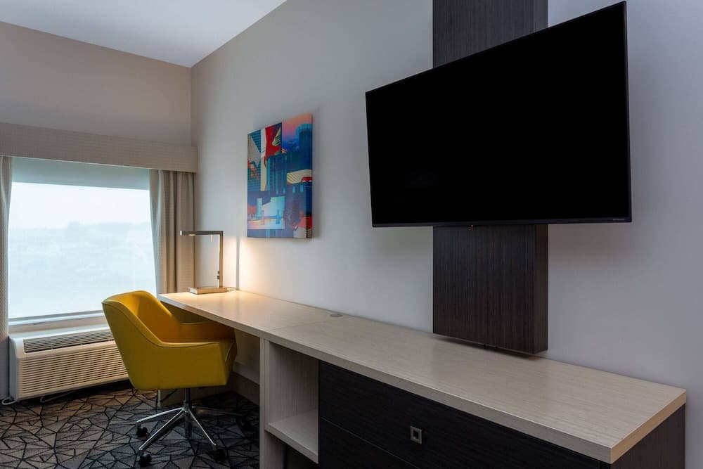La Quinta Inn & Suites by Wyndham Shorewood property views in Joliet, IL — gallery photo 3