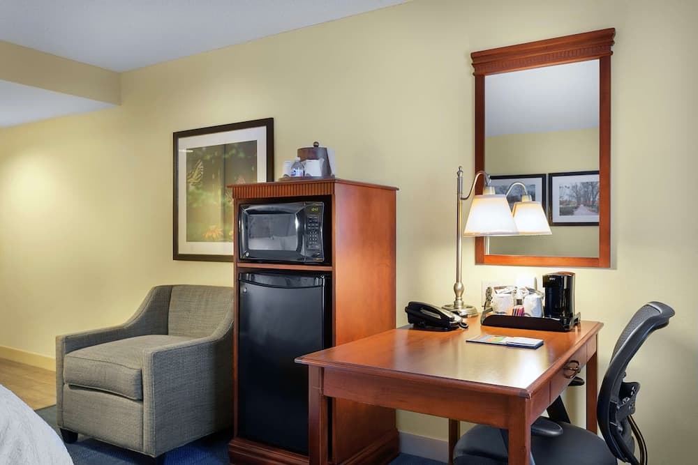 Hampton Inn Charlotte-Belmont at Montcross interior in Belmont, NC — gallery photo 2