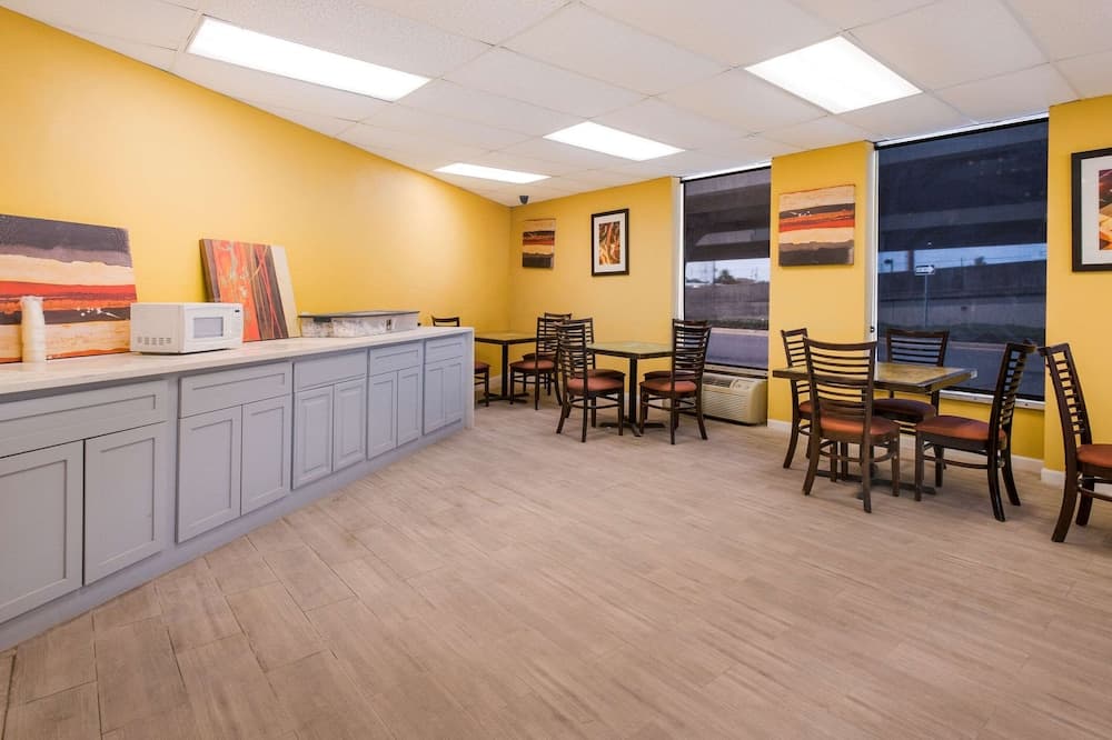 Econo Lodge Gretna - New Orleans property views in Gretna, LA — gallery photo 3
