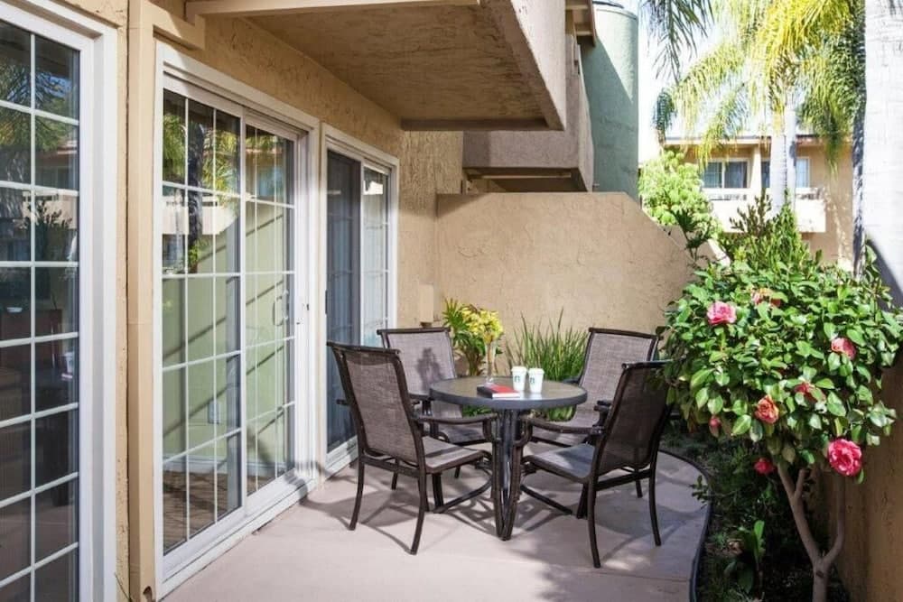Winners Circle Resort interior in Solana Beach, CA — gallery photo 2