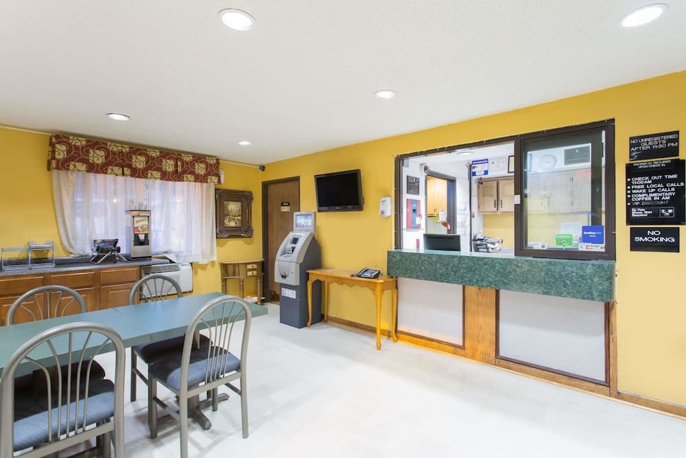 Super 8 by Wyndham Greensboro/Coliseum/Conv. interior in Greensboro, NC — gallery photo 2