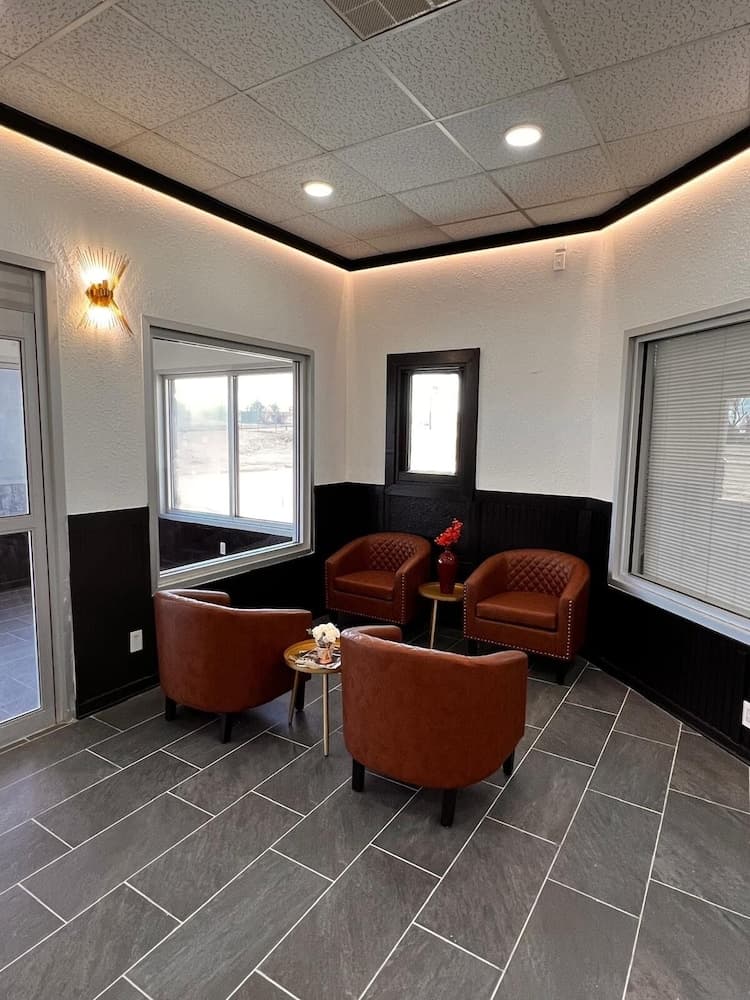 The Irish Inn Boutique Hotel interior in Shamrock, TX — gallery photo 2