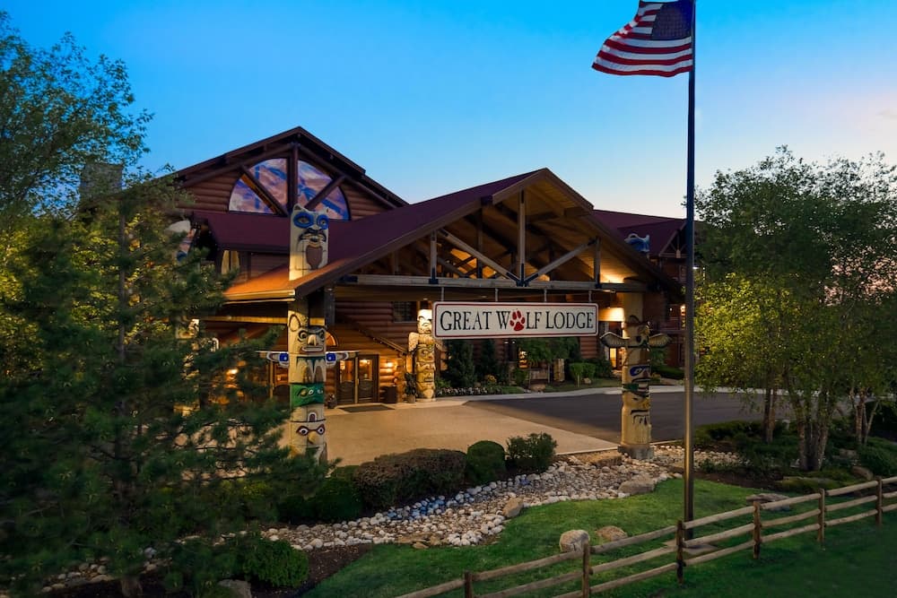 Great Wolf Lodge Kansas City featured exterior or lobby in Kansas City, KS — similar hotel