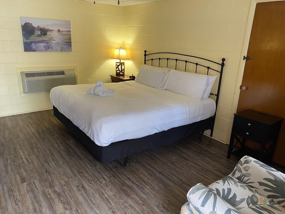 JI4, King Guest Room at the Joplin Inn at entrance to the resort by RedAwning property views in Mount Ida, AR — gallery photo 3